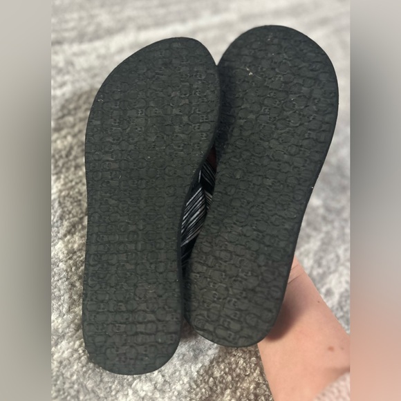 Sanuk Yoga Sling 2 Black White Stripe Sandals Flip Flops Comfort Walking Sz 7 - Picture 5 of 5